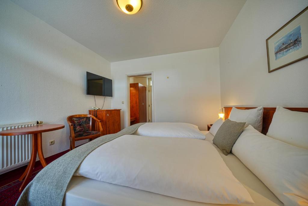 Postel nebo postele na pokoji v ubytování Hotel Seeblick Wismar