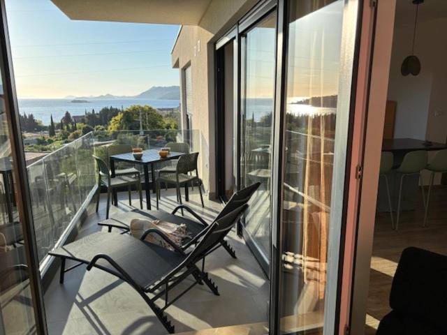 - un balcon avec une table et des chaises dans l'établissement Four M, à Cavtat
