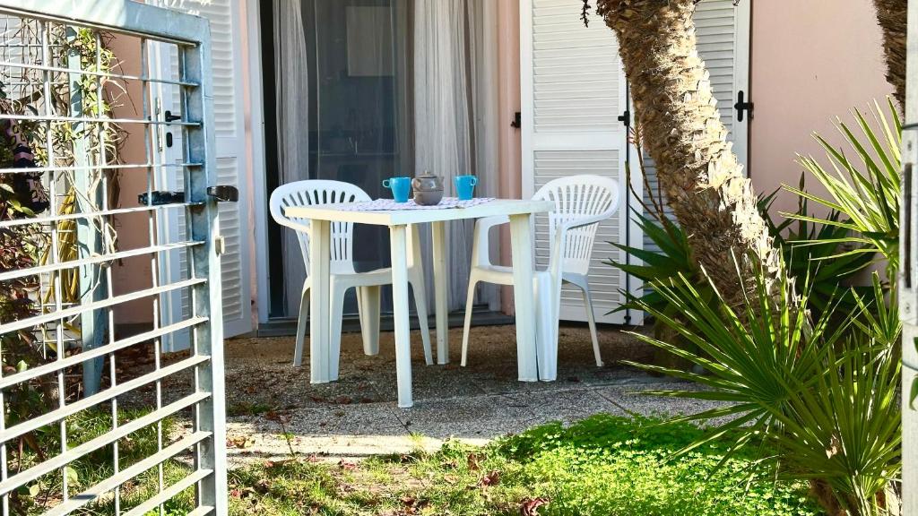 En terrasse eller udendørsområde på Palme 1C - Marcelli, monolocale con giardino, Residence Le Palme