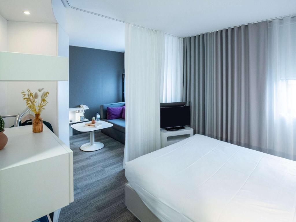 TV a/nebo společenská místnost v ubytování Novotel Suites Luxembourg