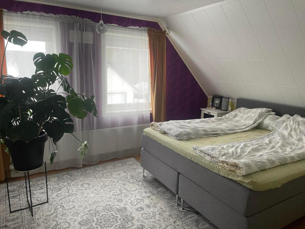 sypialnia z łóżkiem i doniczką w obiekcie Stosjöcups Boende w mieście Östersund