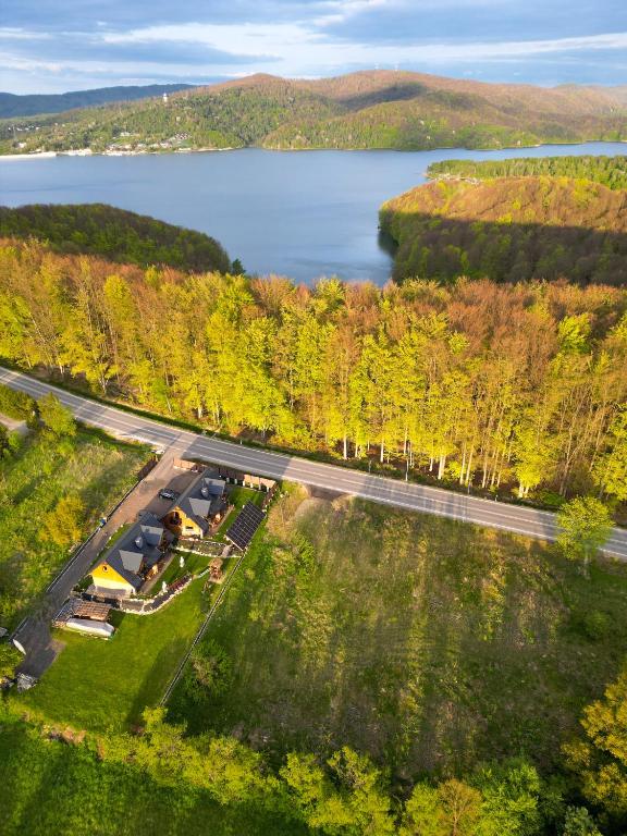 Bieszczadzka Hawira - Domki w Centrum przy Jeziorze z Widokiem dla Rodzin - Chalet Met 2 Slaapkamers