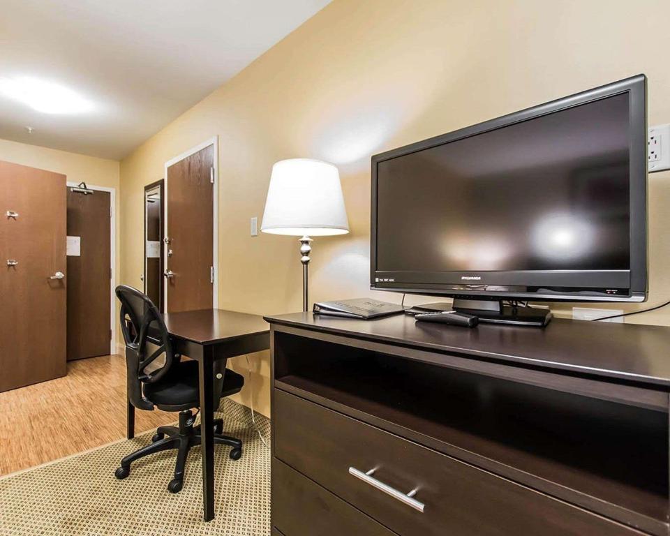 TV a/nebo společenská místnost v ubytování Quality Inn