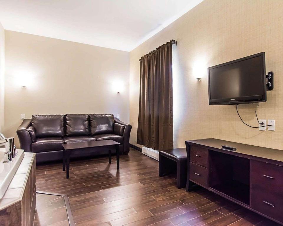 TV a/nebo společenská místnost v ubytování Quality Inn