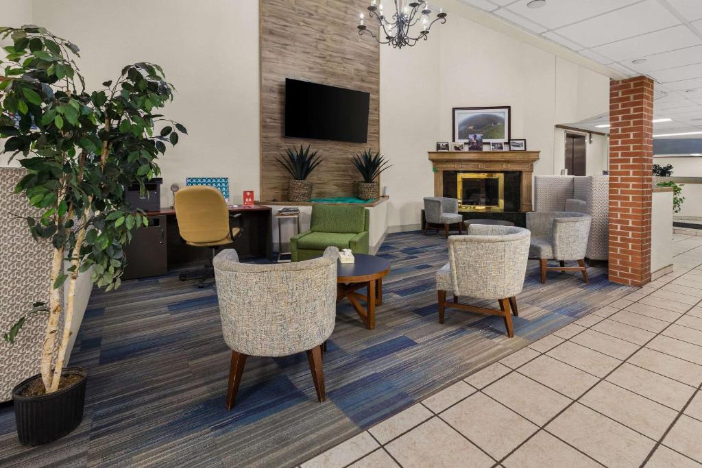 una sala de espera con sillas y chimenea en Quality Inn & Suites Altoona Pennsylvania en Altoona