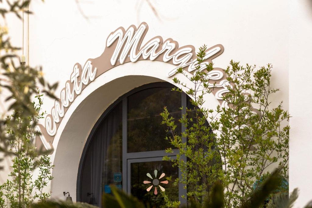 een bord boven de deur van een winkel bij Agriturismo tenuta Margherita in Torre Lapillo