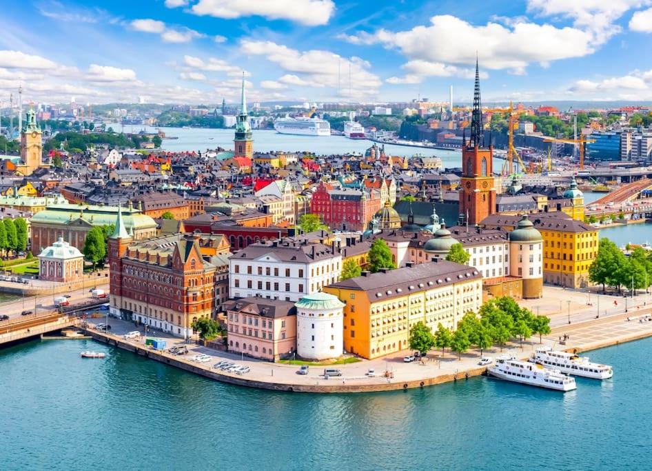 een luchtzicht op een stad naast het water bij Historisk takvåning i gamla stan in Stockholm