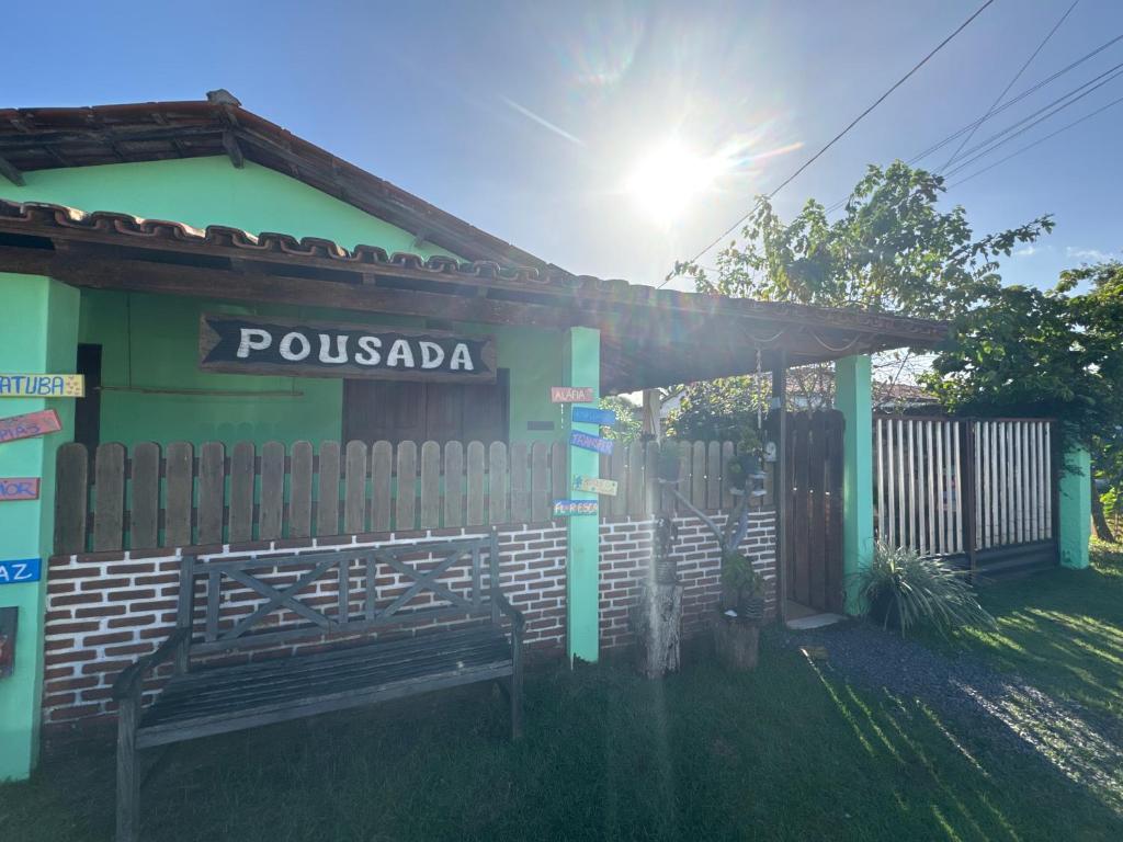 eine Wahlstation mit einer Bank vor einem Zaun in der Unterkunft Pousada Aláfia Sul in Una