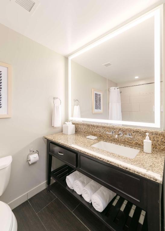Jamaica Bay Inn Marina Del Rey Tapestry Collection by Hilton - King Room With Partial Marina View