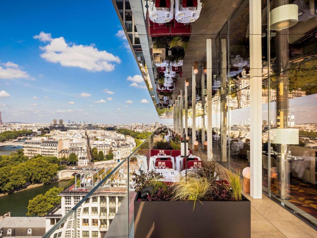 巴黎的住宿－SO/ Paris Hotel，从大楼的阳台上可欣赏到城市景观