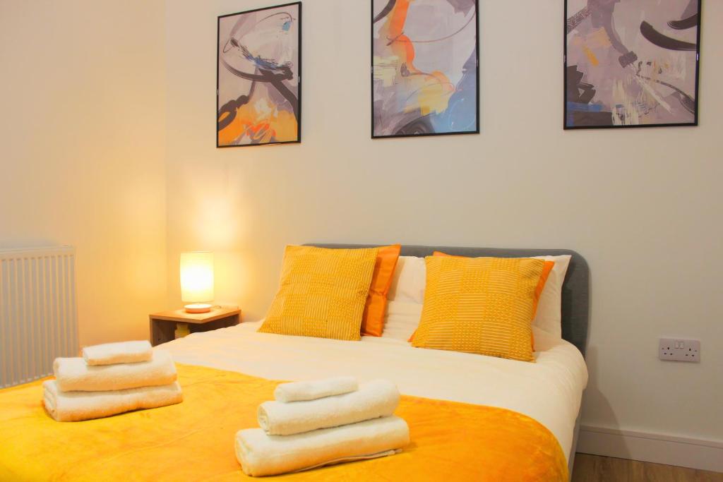 Two Bed Apartment - 20 Minutes Train Into King Cross London - Perfect For Families & Contractors Clo