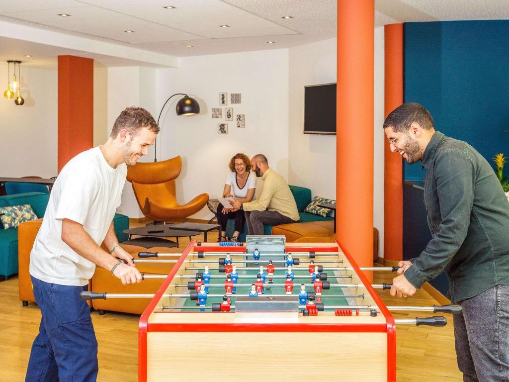 un groupe d'hommes jouant aux échecs dans l'établissement Aparthotel Adagio Montpellier Centre Comedie, à Montpellier