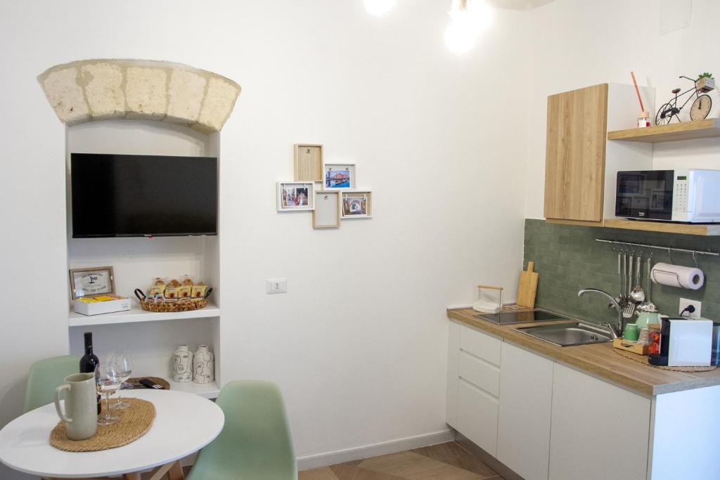 una piccola cucina con tavolo e lavandino di Bari in un click a Bari