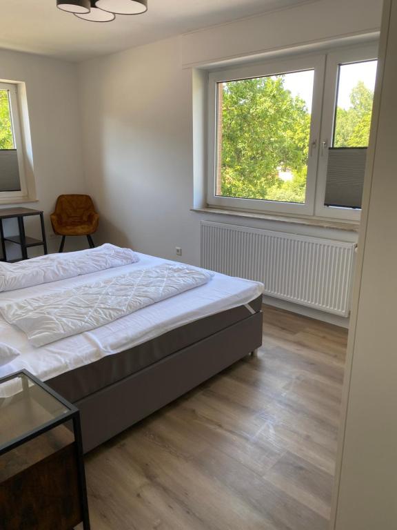 オスナブリュックにある2 Heimatのベッドルーム1室(ベッド1台、窓2つ付)