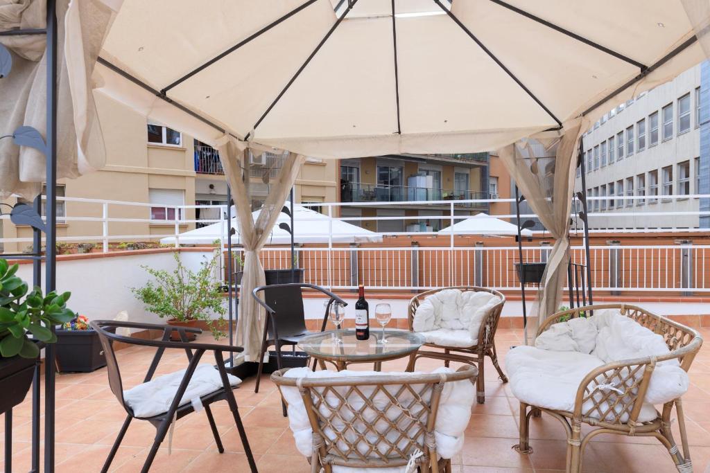 ApartEasy - Private terrace, 3 bedrooms, Eixample