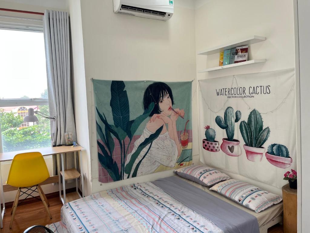 1 dormitorio con 1 cama con una pintura en la pared en Veganhome en Ho Chi Minh