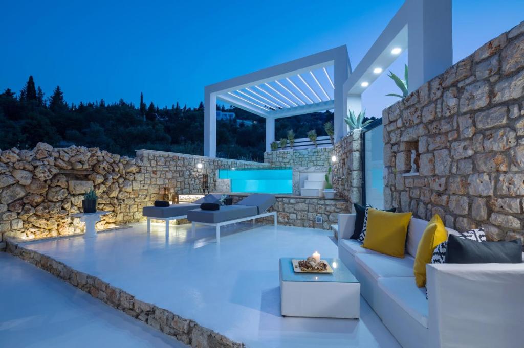 Бассейн в Villa Dion Retreat by Villa Plus или поблизости