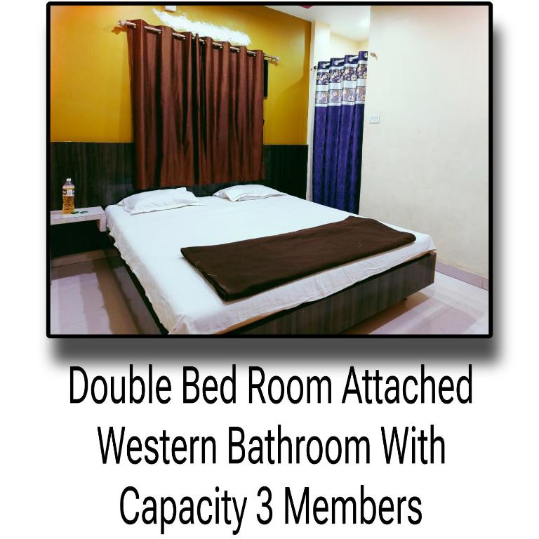a bedroom with a bed in a room at Palange Bhakt Niwas in Tuljapur
