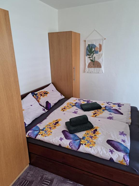 Postel nebo postele na pokoji v ubytování Apartmán v podhůří Krušných hor