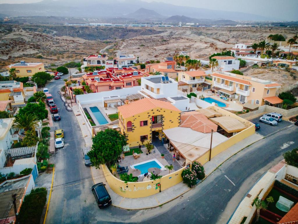 eine Luftansicht einer Stadt mit Pool in der Unterkunft Hostel Los Amigos by Youroom in La Mareta