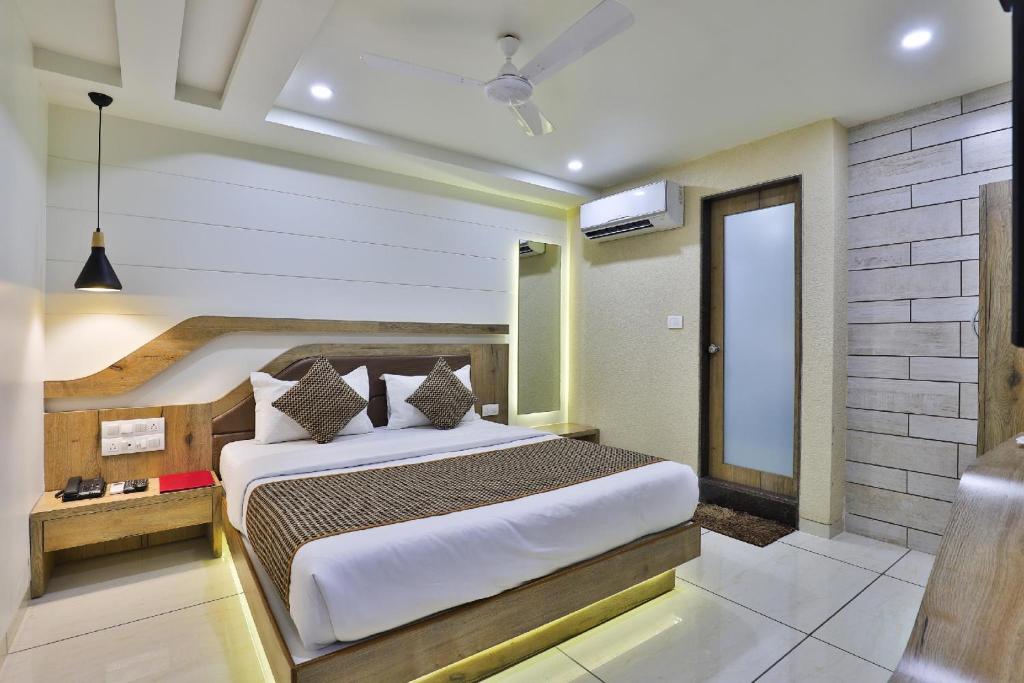 Hotel Ramida Suites At Delhi Airport في نيودلهي: غرفة نوم بسرير في غرفة