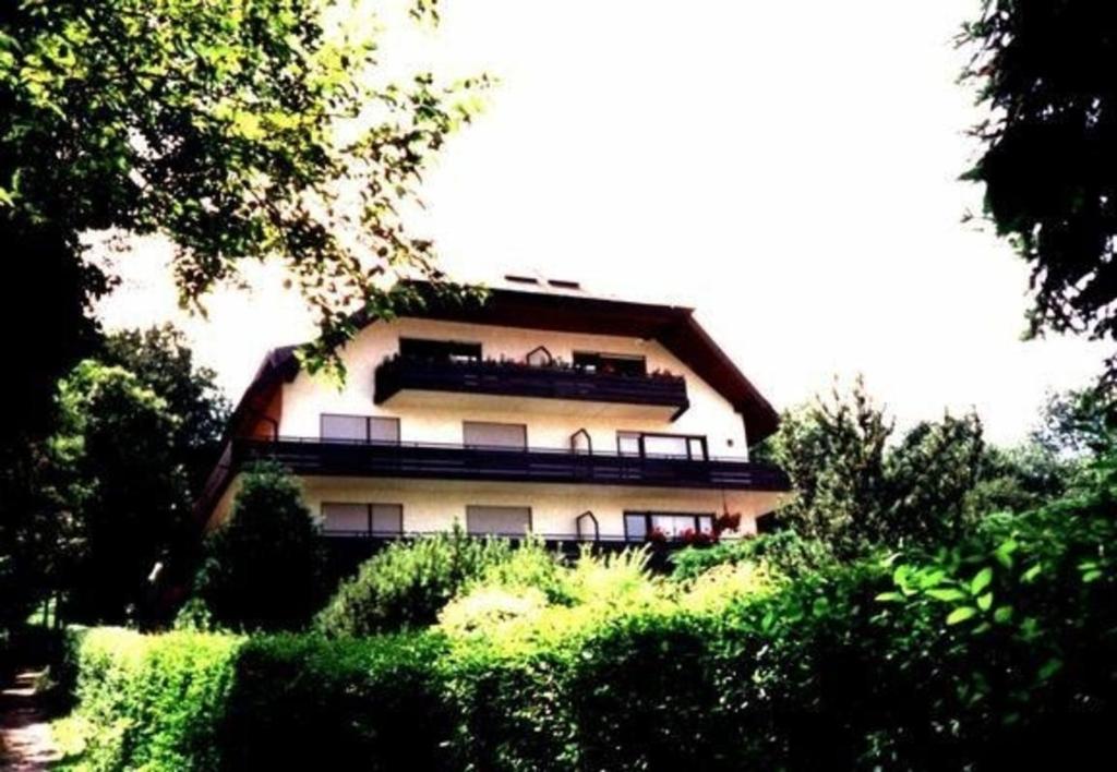 ein Gebäude mit Balkon auf der Seite in der Unterkunft Vogesen-Wohnung mit Balkon 2-Zi-Fewo 67qm mit herrlichem BurgVogesen-Blick neben Schlosspark Nahe in Badenweiler