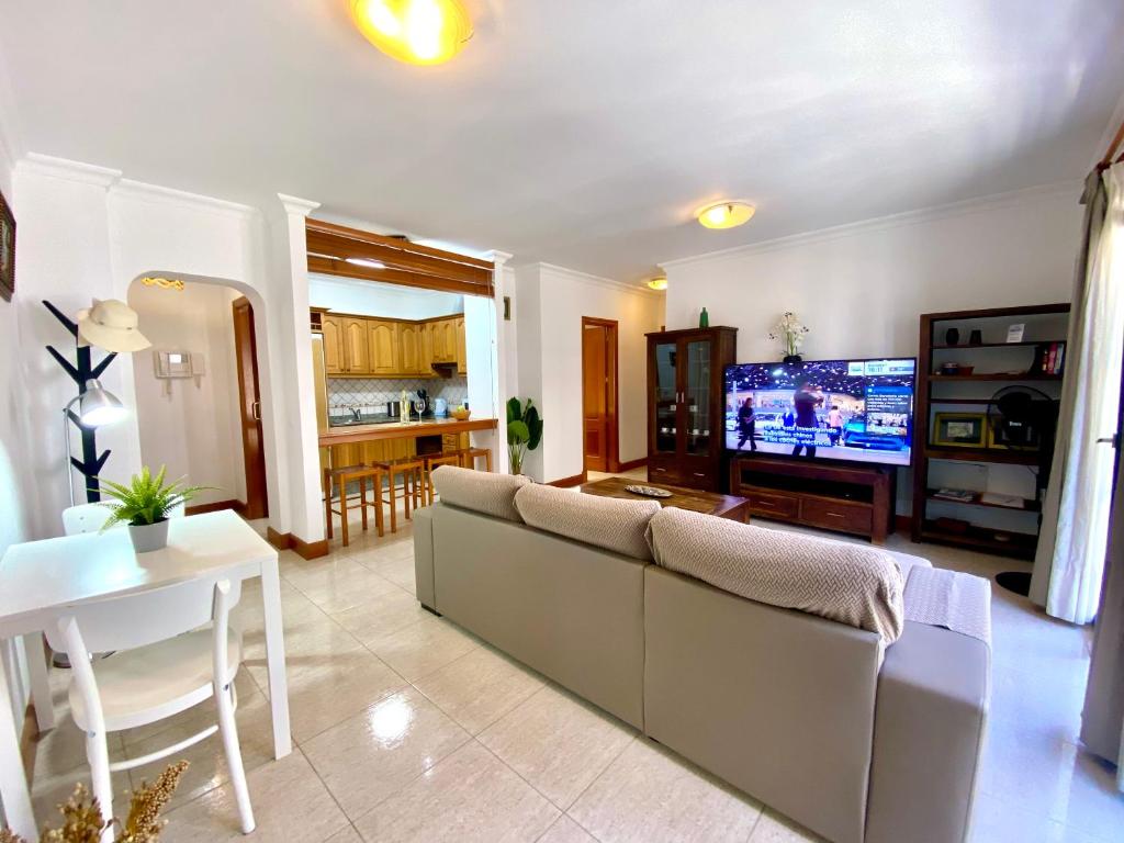 - un salon avec un canapé, une table et une télévision dans l'établissement Casa Inma. Espacio y confort en Arrecife, à Arrecife