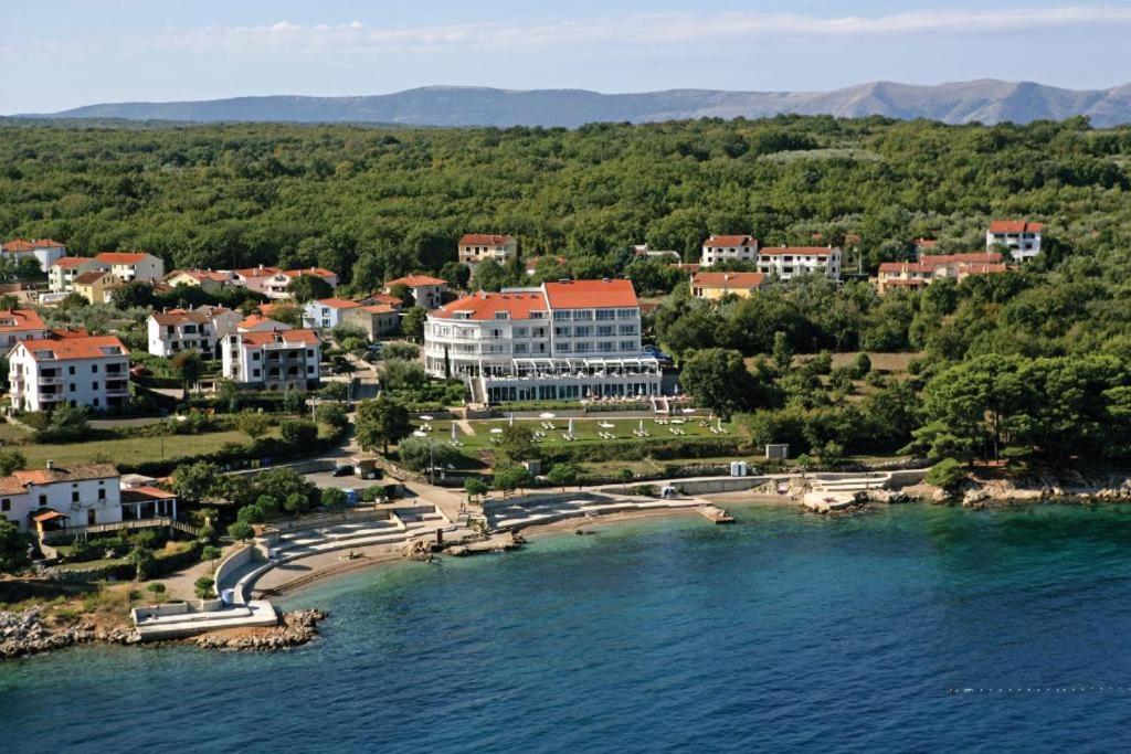 una vista aerea di un resort sull'acqua di Apartman Giulitta a Porat