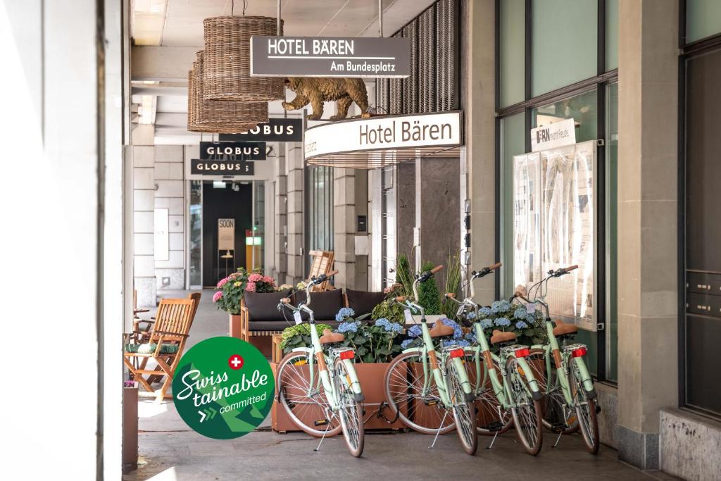 una fila di biciclette parcheggiate di fronte a un negozio di Hotel Bären am Bundesplatz a Berna