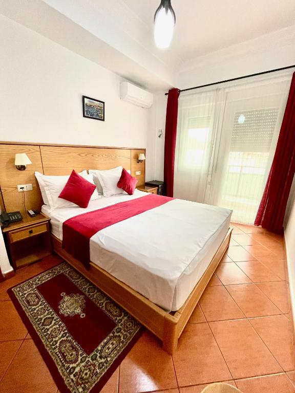 Postel nebo postele na pokoji v ubytování Sary's Hotel