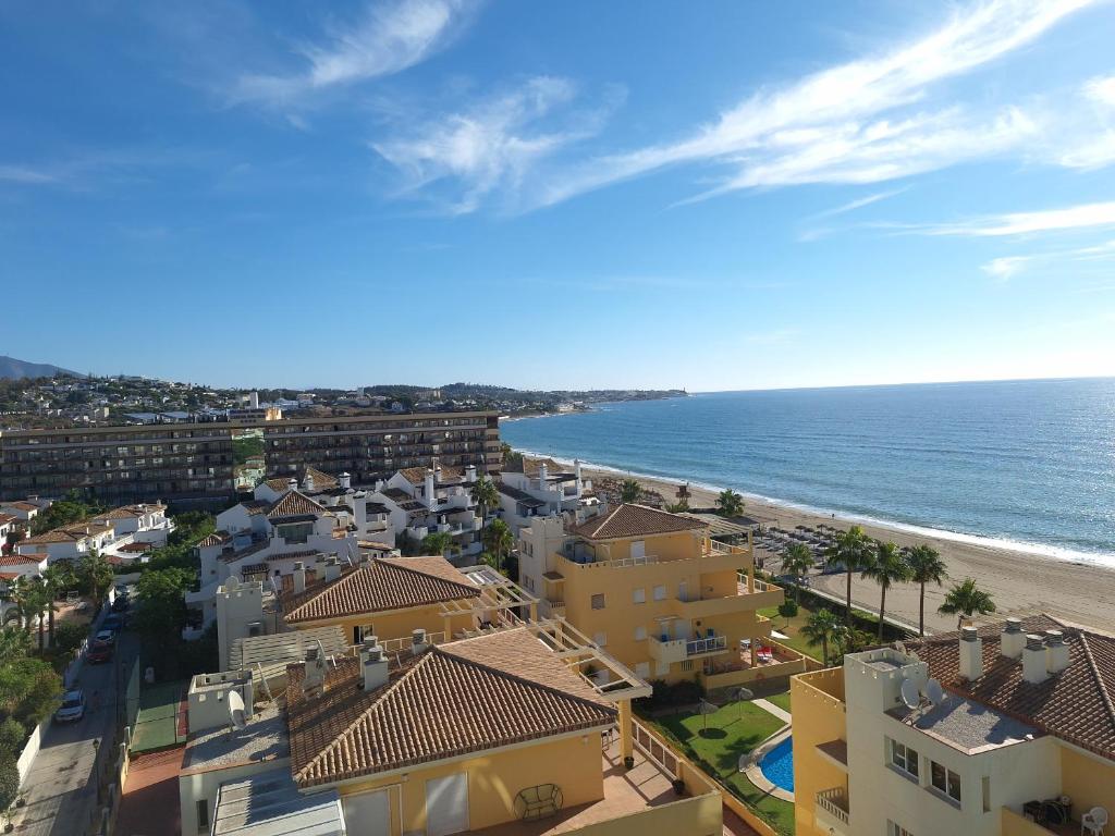 a view of the beach and buildings and the ocean at Estudio con vistas en la Butiplaya - Mijas Costa CS104 in Mijas Costa