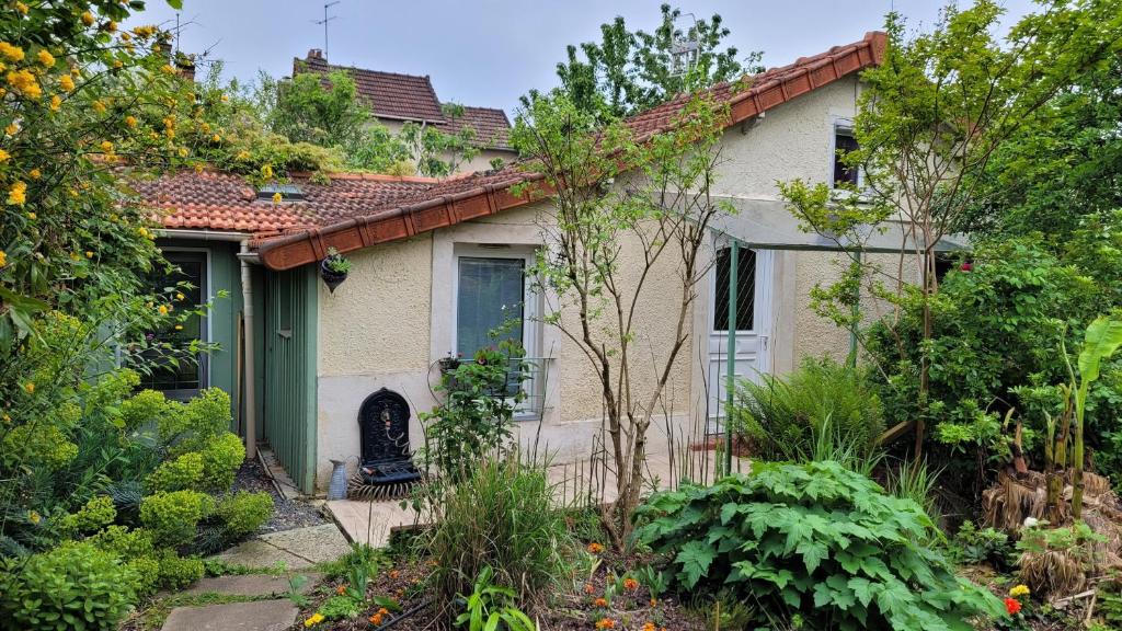 une maison avec un jardin devant dans l'établissement Maisonnette près de Paris et de l'aéroport d'Orly, à Villeneuve-le-Roi