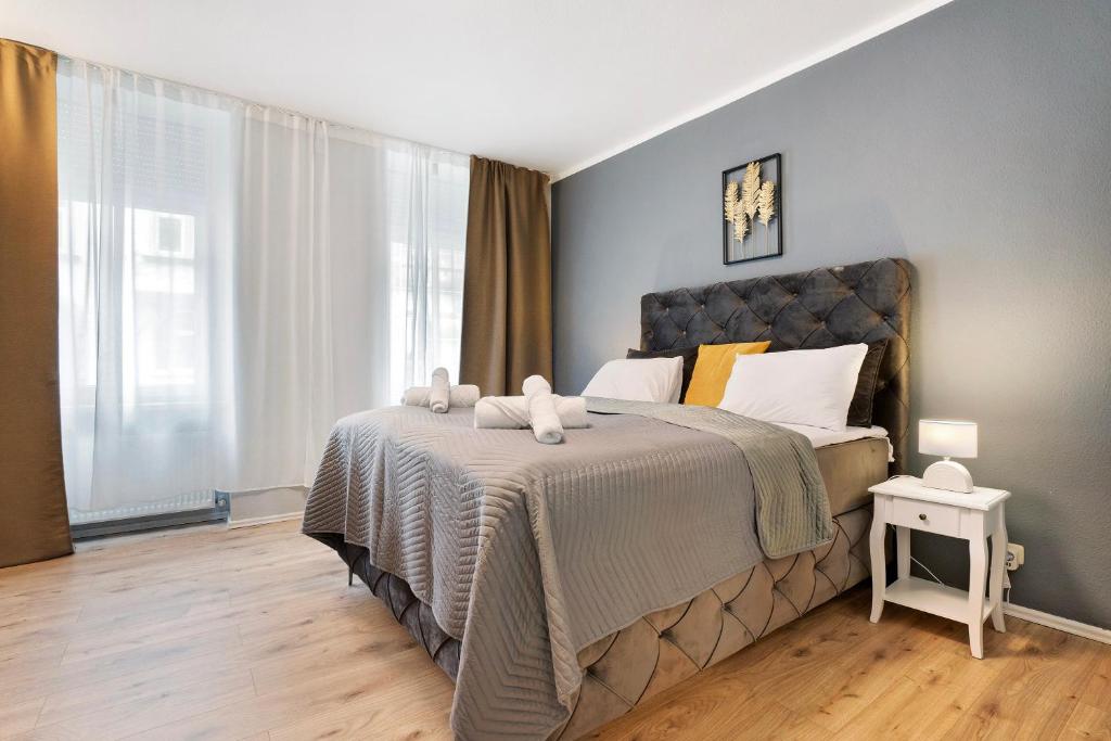 um quarto com uma cama com dois bichos de peluche em Appartmenthaus - Wohnung A em Plauen