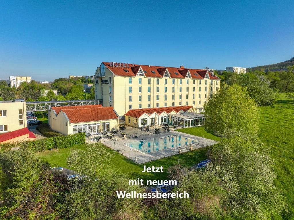 vista aerea di un hotel con piscina di FAIR RESORT All Inclusive Wellness & Spa Hotel Jena a Jena