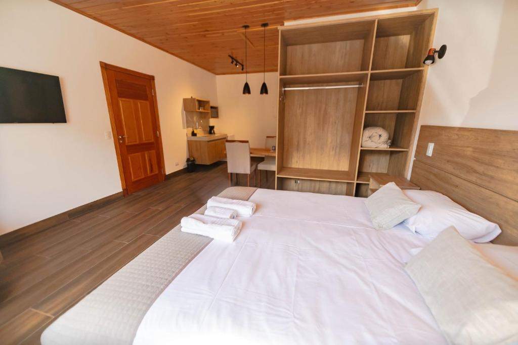 Postel nebo postele na pokoji v ubytování Chalés Estilo de Campos