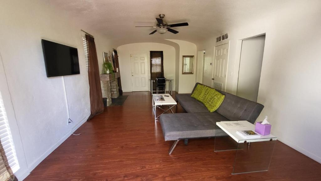 ein Wohnzimmer mit einem Sofa und einem Tisch in der Unterkunft U1 - Entire 2 BR Pet Friendly APT in DT PHX with pkg in Phoenix