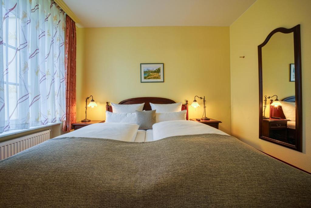 Postel nebo postele na pokoji v ubytování Hotel Seeblick Wismar