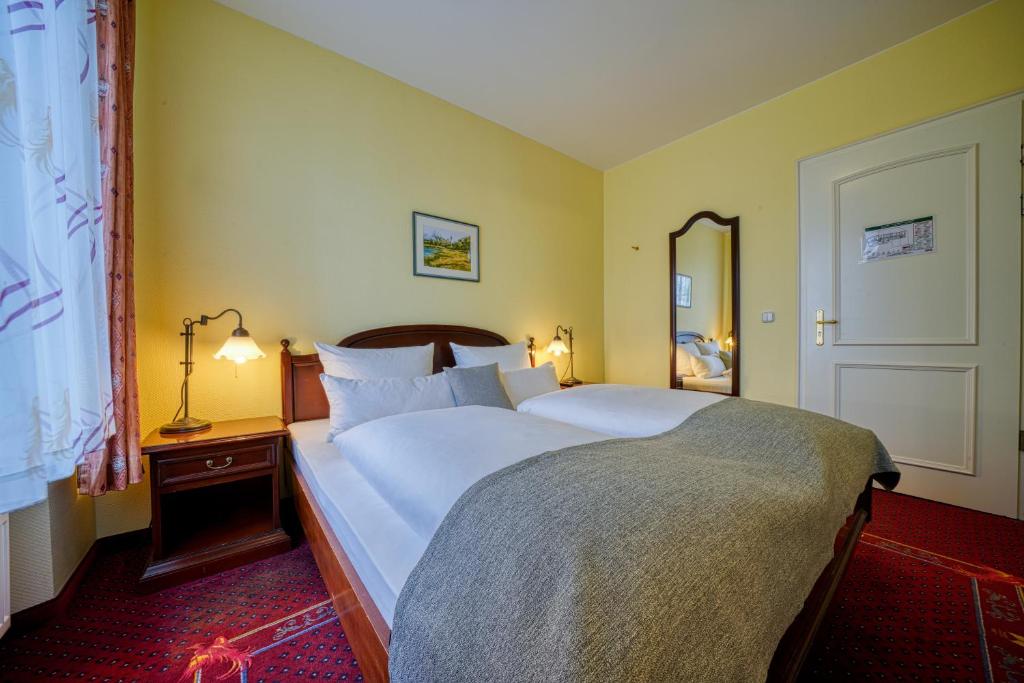 Postel nebo postele na pokoji v ubytování Hotel Seeblick Wismar