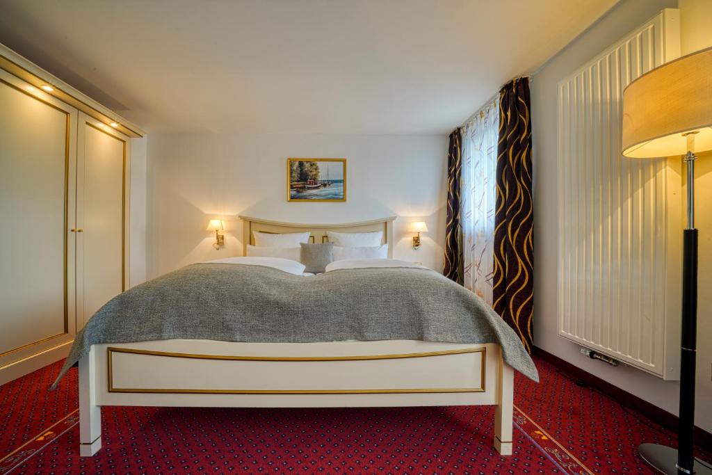 Postel nebo postele na pokoji v ubytování Hotel Seeblick Wismar