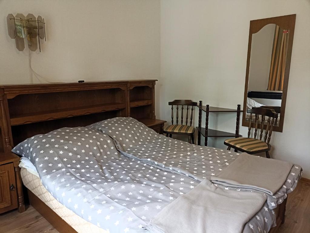 Łóżko lub łóżka w pokoju w obiekcie Csillag-lak Balatonföldvár