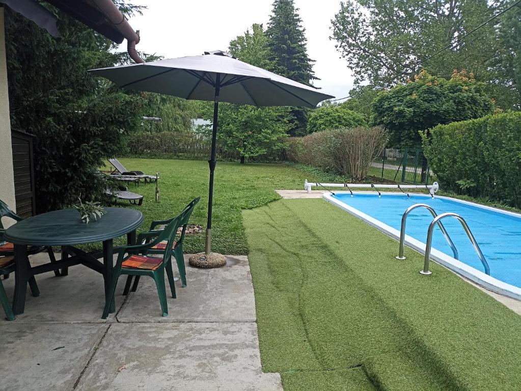 Basen w obiekcie Csillag-lak Balatonföldvár lub w pobliżu