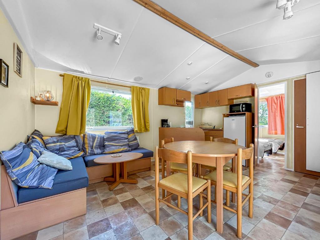 un salon avec un canapé bleu et une table dans l'établissement Grands Espaces et Nature à Sarlat N83, à Sarlat-la-Canéda