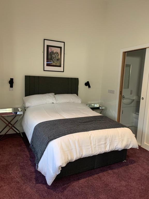 um quarto com uma cama grande num quarto em STAG & THISTLE HOTEL AND RESTAURANT em Fraserburgh