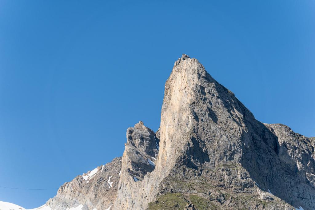 Vista generica sulle montagne o vista sulle montagne dall'interno dell'affittacamere