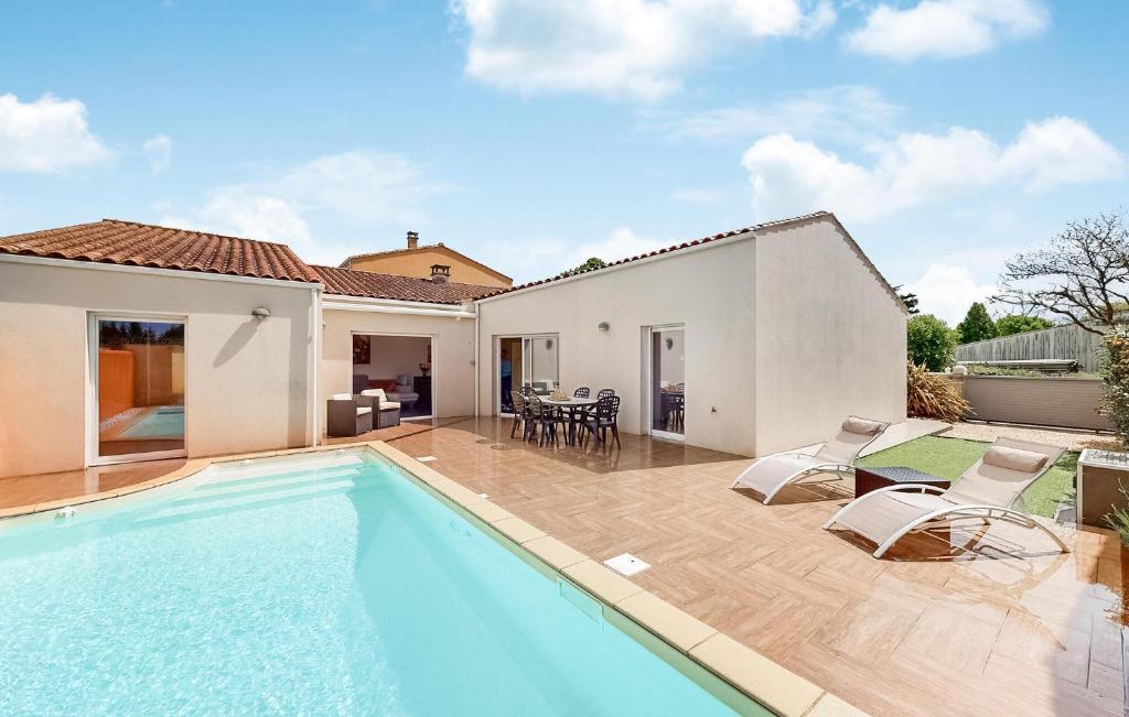 una piscina en el patio trasero de una casa en Lovely Home In Saint-Georges-De-Didon, en Saint-Georges-de-Didonne