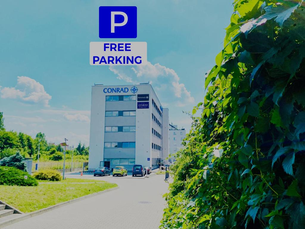 budynek z tabliczką z bezpłatnym parkingiem w obiekcie Hotel CONRAD Comfort w Krakowie