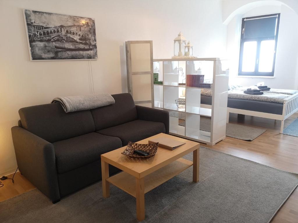 a living room with a couch and a table at Gemütliche Ferienwohnung in Torgau
