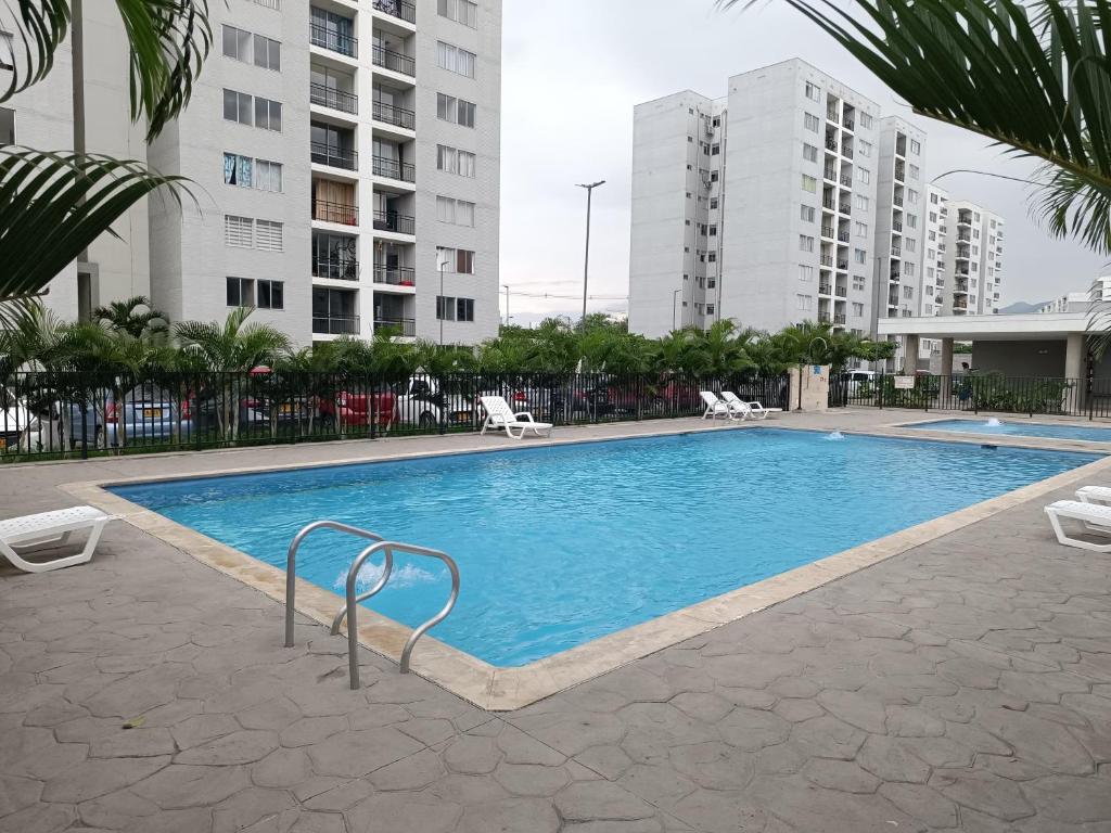 a swimming pool in the middle of a building at Apartamento en el sur de Cali in Cali