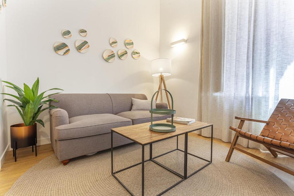 馬德里的住宿－Bellas Artes en Madrid，客厅配有沙发和桌子