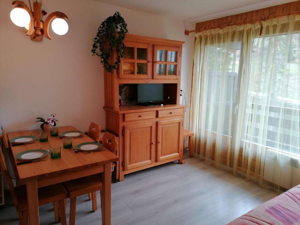 a dining room with a table and a tv at Appartement Le Grand-Bornand, 2 pièces, 5 personnes - FR-1-241-164 in Le Grand-Bornand